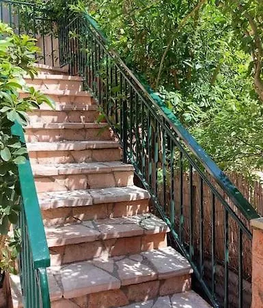 Colorful 2-bedroom House In بيت للعطل