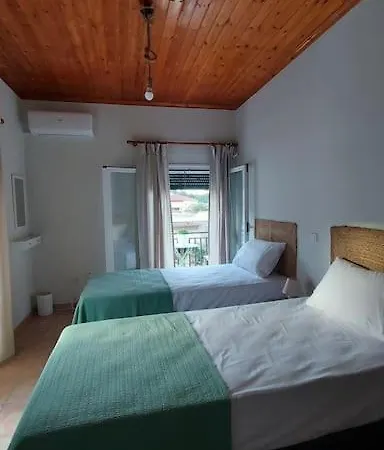 Colorful 2-bedroom House In Gaios