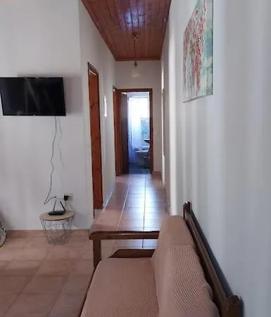 بيت للعطل Colorful 2-bedroom House In جايوس