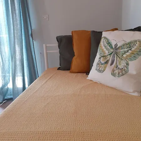 بيت للعطل Colorful 2-bedroom House In جايوس