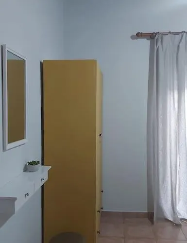 Colorful 2-bedroom House In Gaios
