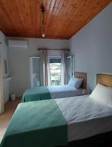 Colorful 2-bedroom House In Gaios